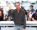 Paolo Sorrentino in smoking svenuto sulla spiaggia: la reazione del regista alla sconfitta a Cannes 2024