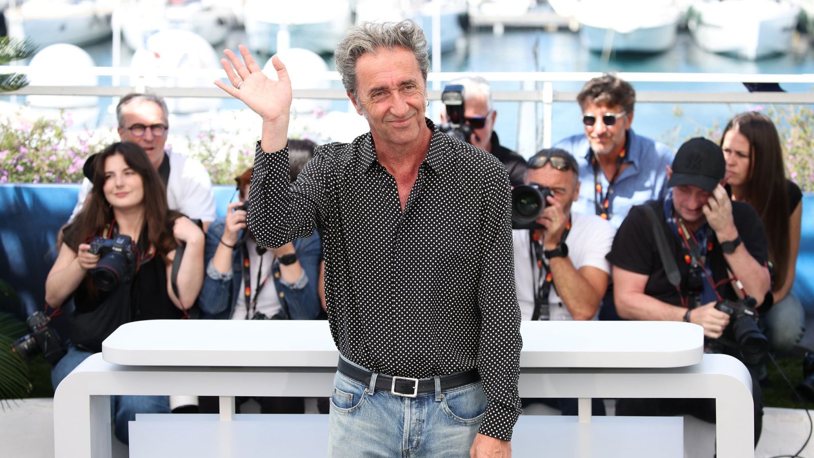 Paolo Sorrentino saluta i fotografi a Cannes 2024