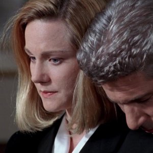 Schegge di paura: Laura Linney e Richard Gere in una scena del film