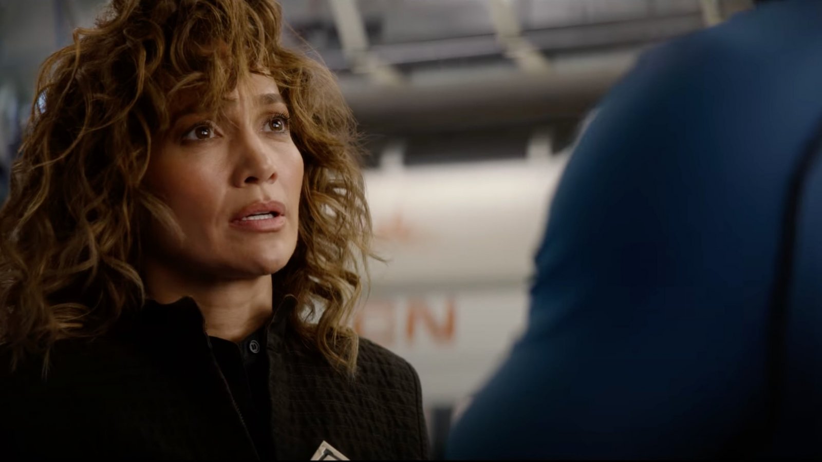 Jennifer Lopez in una scena di Atlas