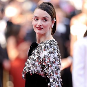 Niki: Charlotte Le Bon in una foto dal red carpet della 77ª edizione del Festival di Cannes