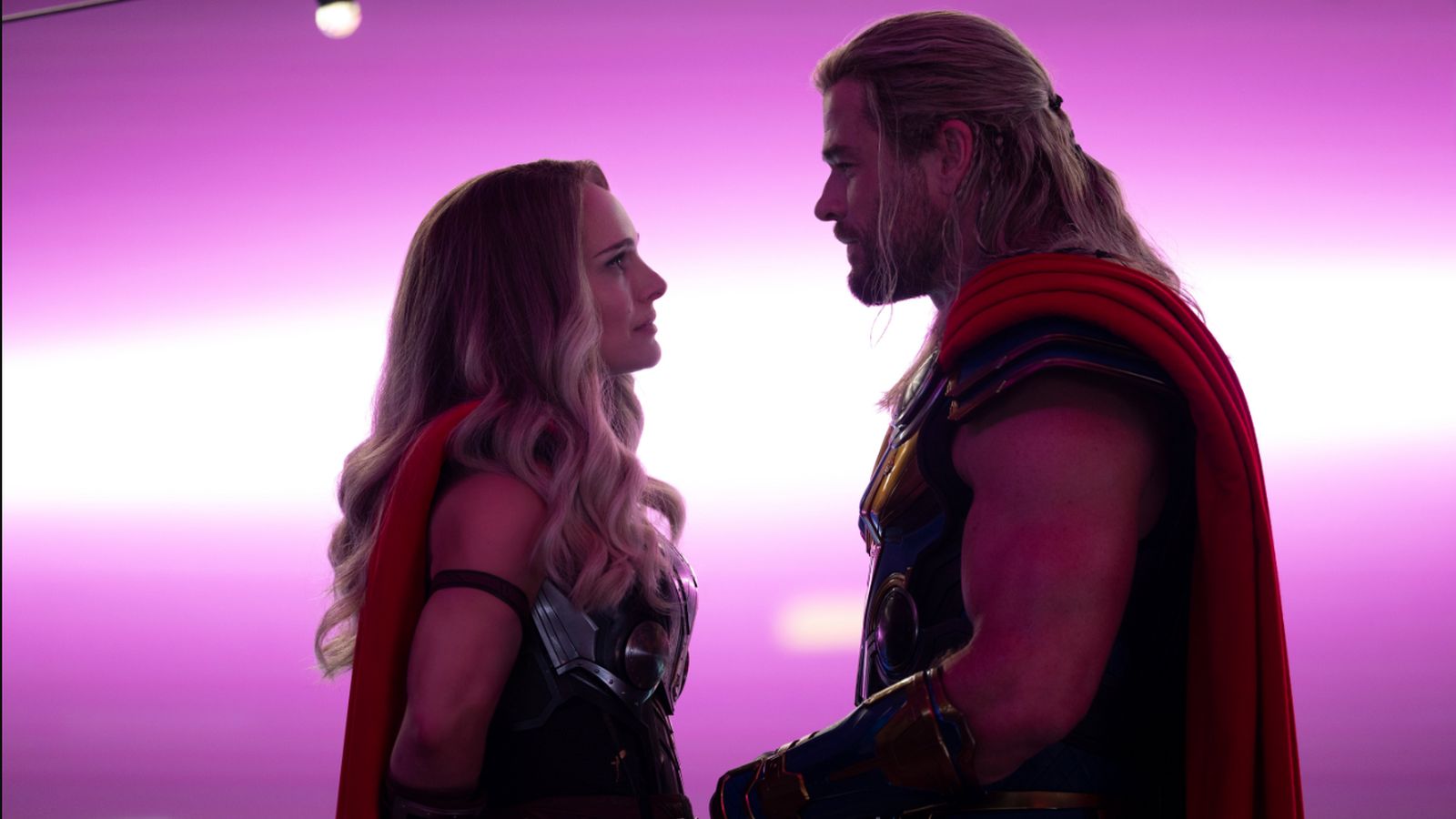 Natalie Portman e Chris Hemsworth in un momento romantico di Thor: Love and Thunder
