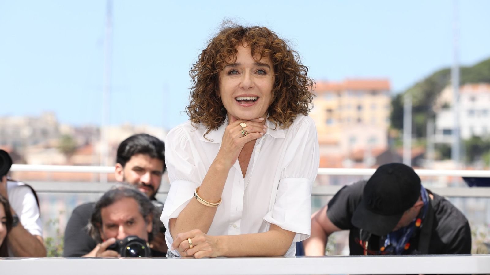 Valeria Golino sorridente a Cannes 2024