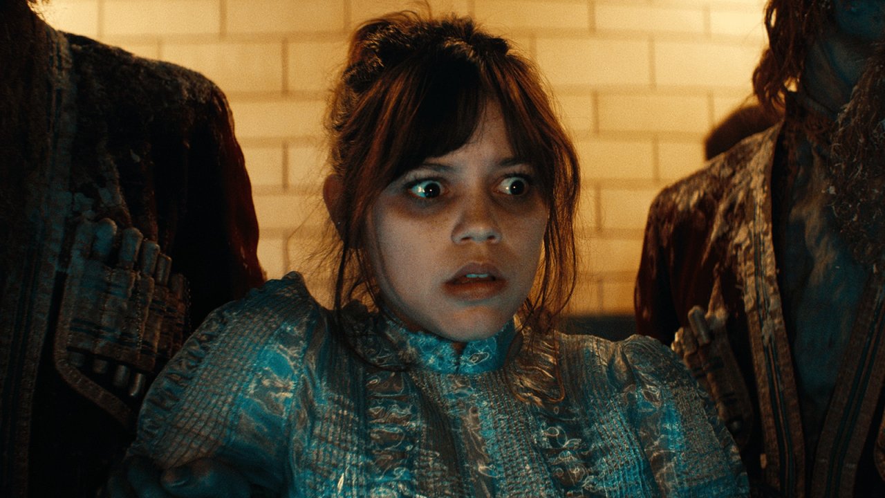 Jenna Ortega in una scena di Beetlejuice Beetlejuice