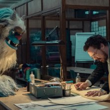 Eric: Benedict Cumberbatch e il pupazzo Eric in una scena