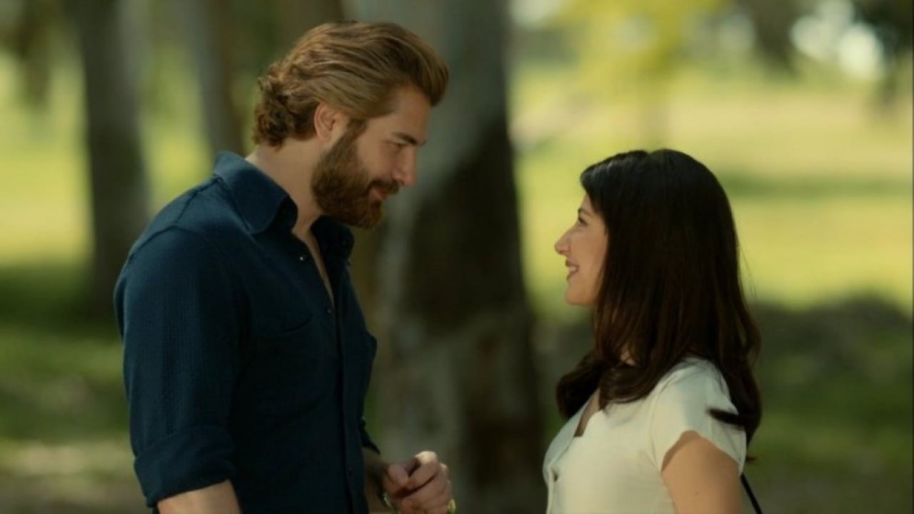 Fikret con la sua futura sposa Zeynep