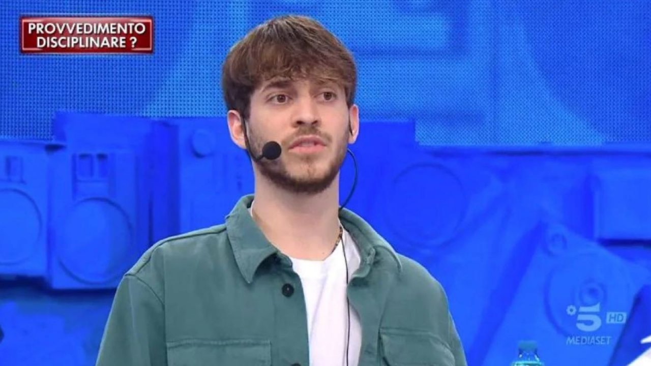 Holden mentre ascolta la sua punizione ad Amici 23