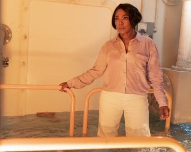 9 1 1 7X02 Angela Bassett