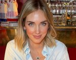Chiara Ferragni si prende gioco dell'altezza di Fedez e del suo ultimo flirt. Lui le risponde in rima