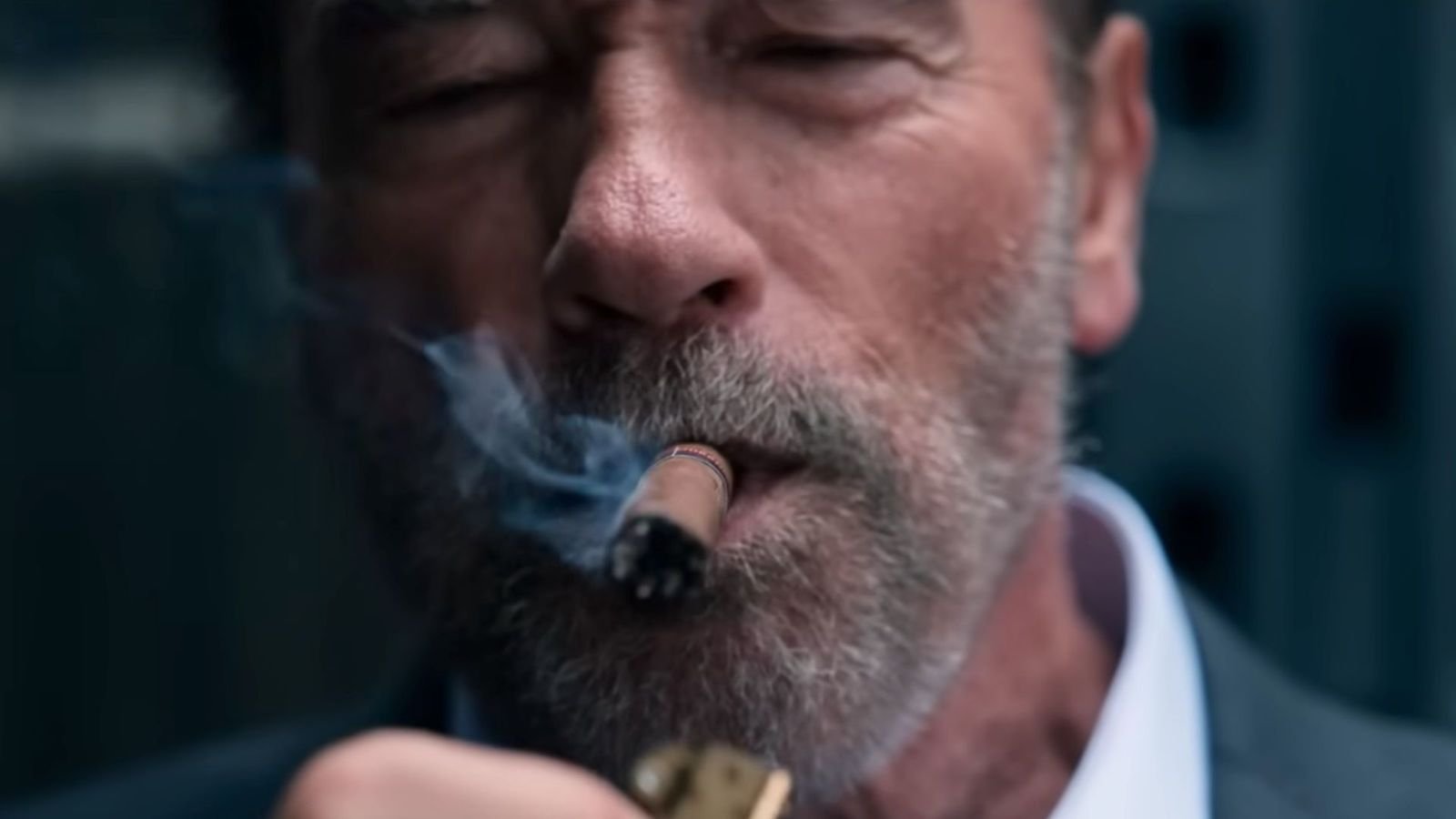 Arnold Schwarzenegger si accende un sigaro