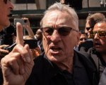 Robert De Niro attaccato dai sostenitori di Trump: 'Non sei nessuno, i tuoi film sono spazzatura'