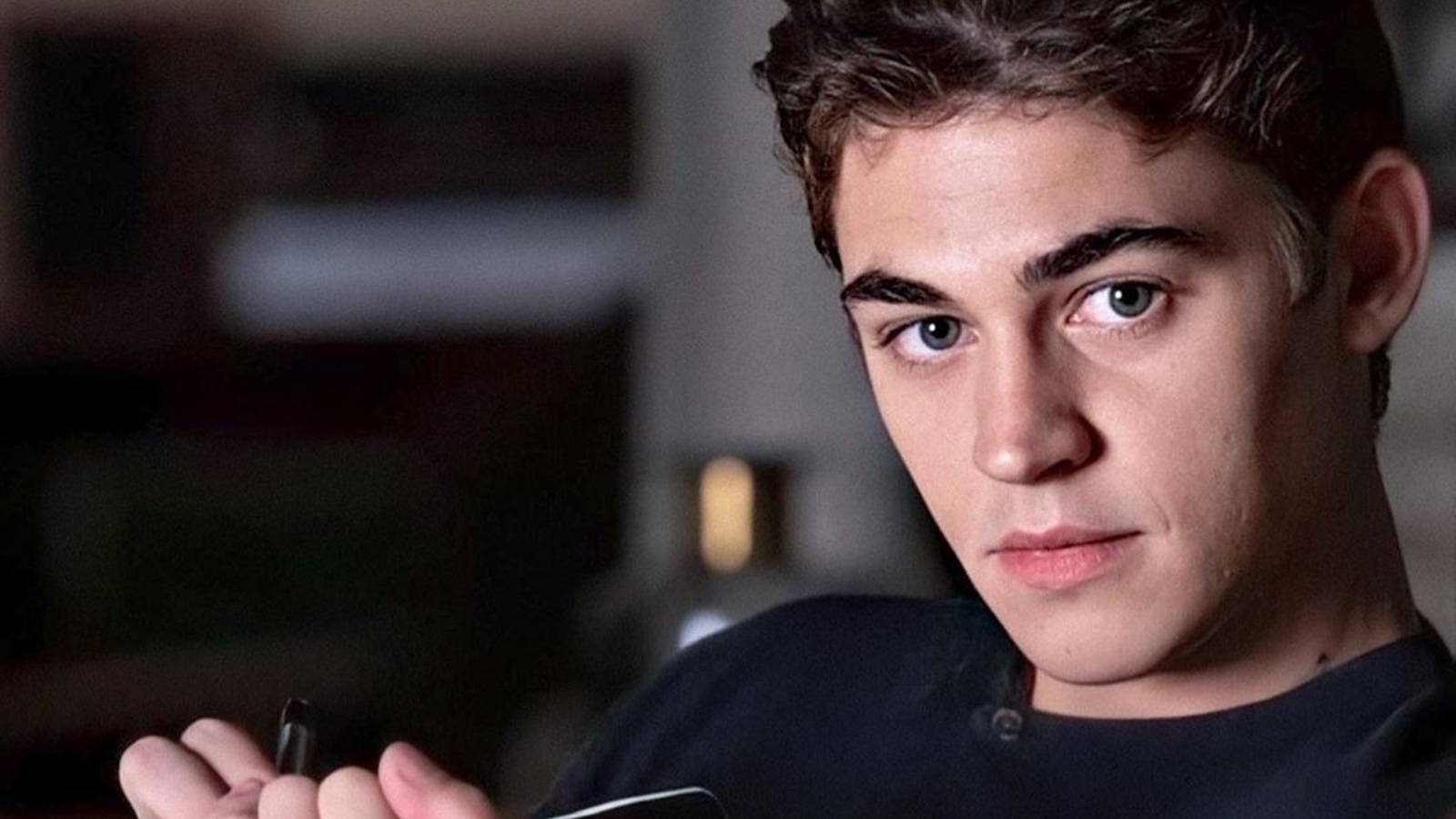 Hero Fiennes Tiffin sarà Sherlock Holmes