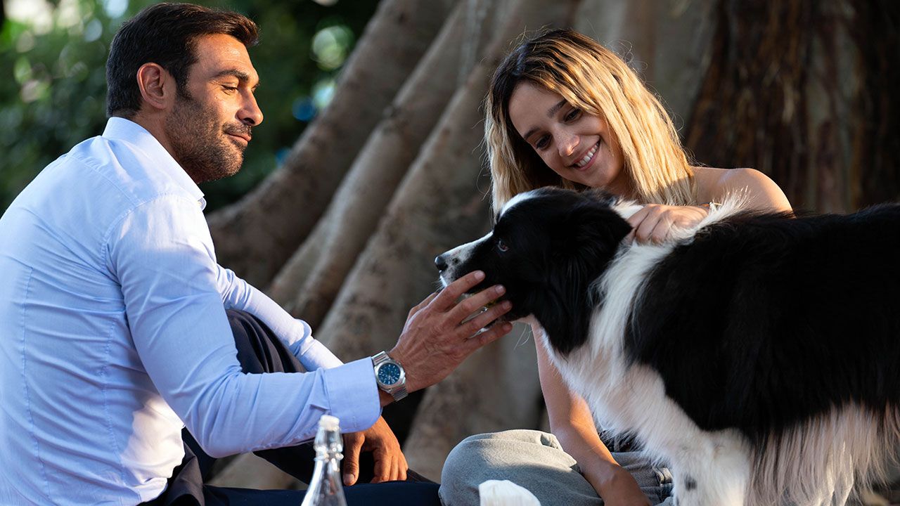 Hotspot - Amore senza reteFrancesco Arca e Denise Tantucci coccolano un cagnolone in Hotspot - Amore senza rete