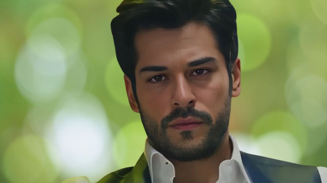 Primo piano di Burak Özçivit che interpreta Kemal Soydere