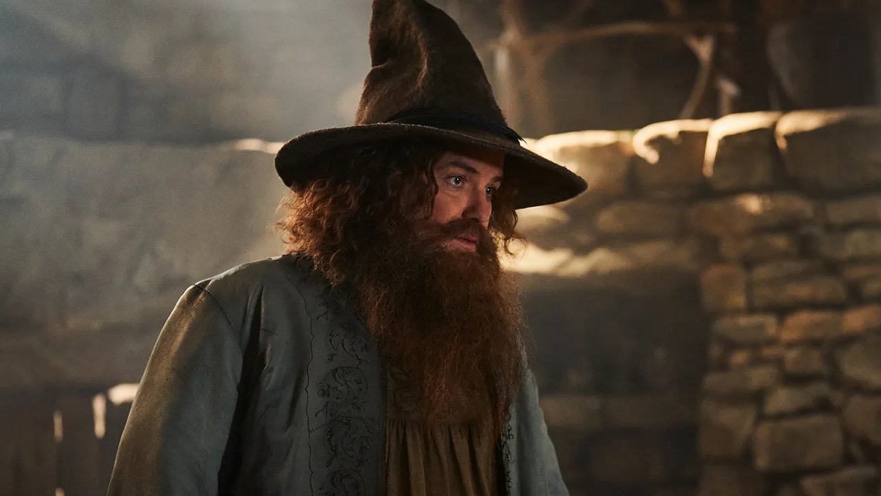Tom Bombadil in una foto della serie Gli Anelli del Potere