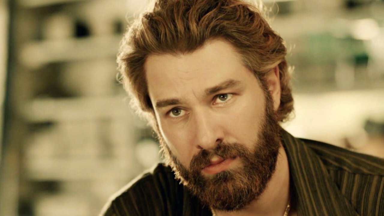 Un primo piano di Fikret in Terra Amara