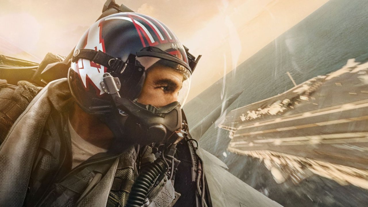 Tom Cruise in cabina di pilotaggio in una scena di Top Gun: Maverick