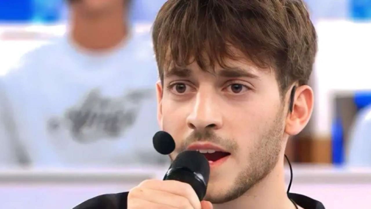 Holden durante un esibizione al pomeridiano di  Amici 23