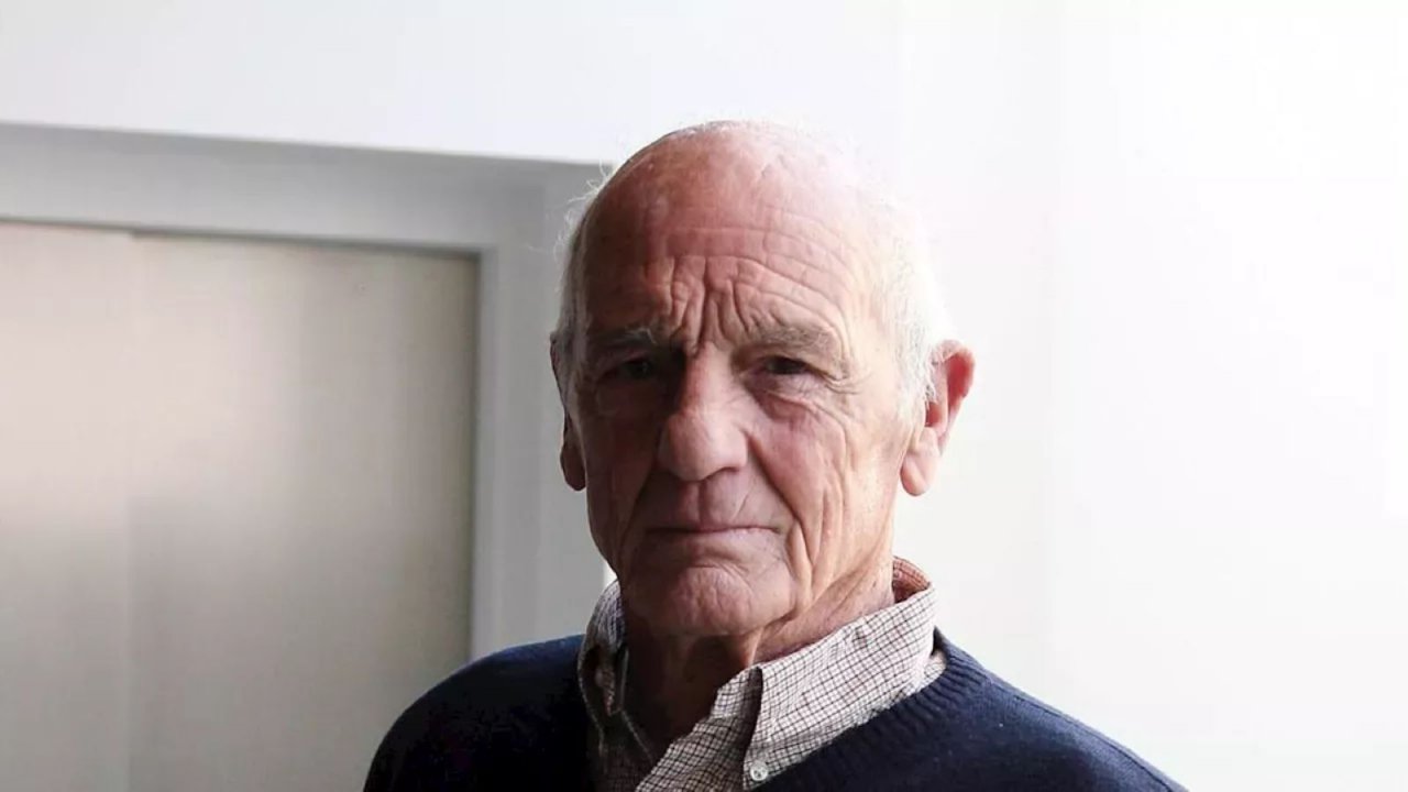 Un primo piano di Philippe Leroy