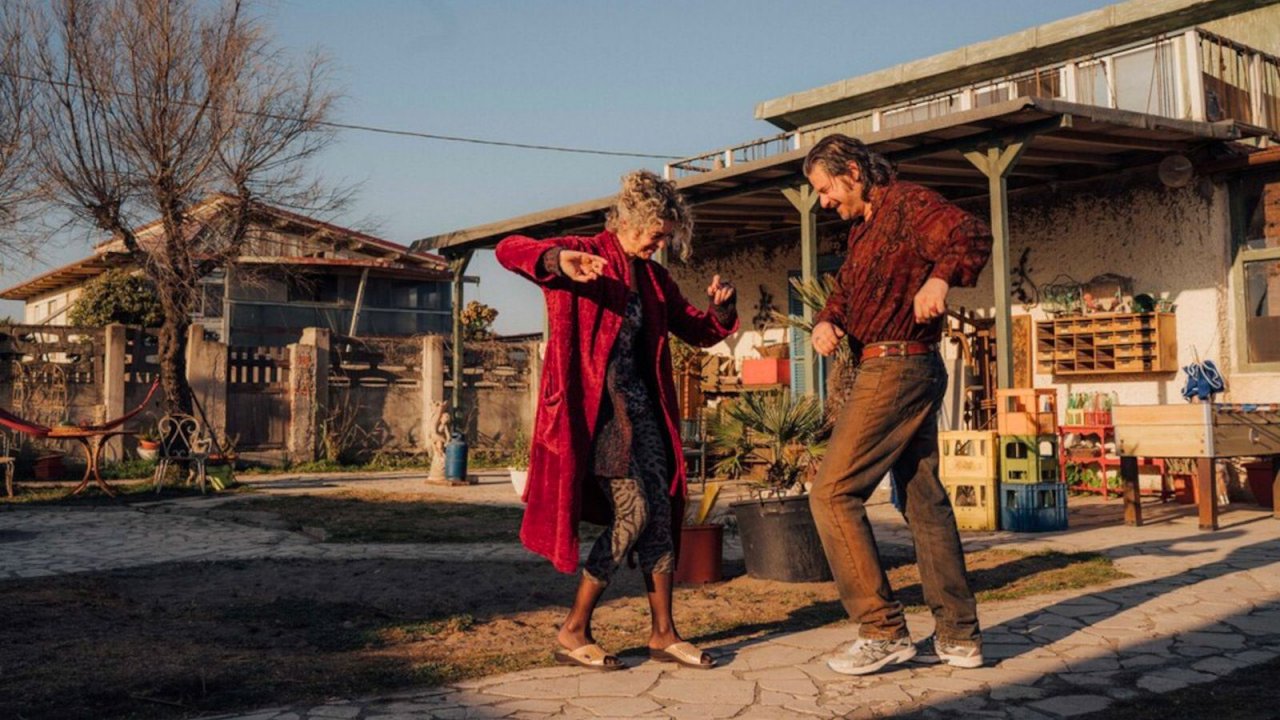 Edoardo Pesce e Margarita Rosa De Francisco danzano in una scena di El Paraiso