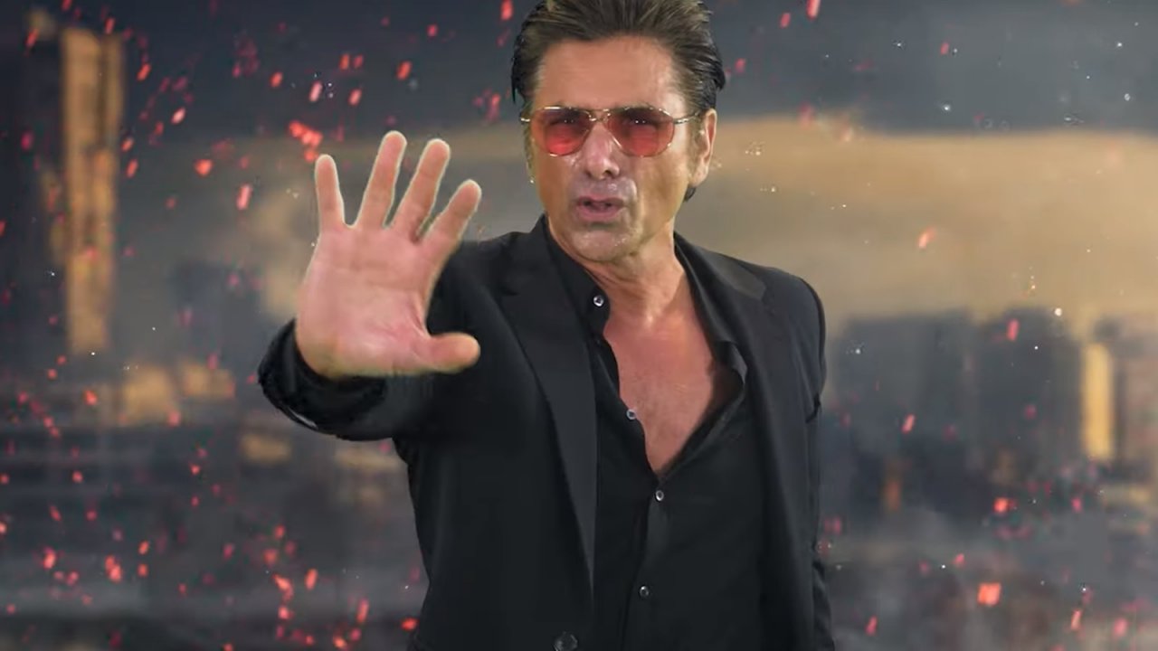 John Stamos nel video del musical