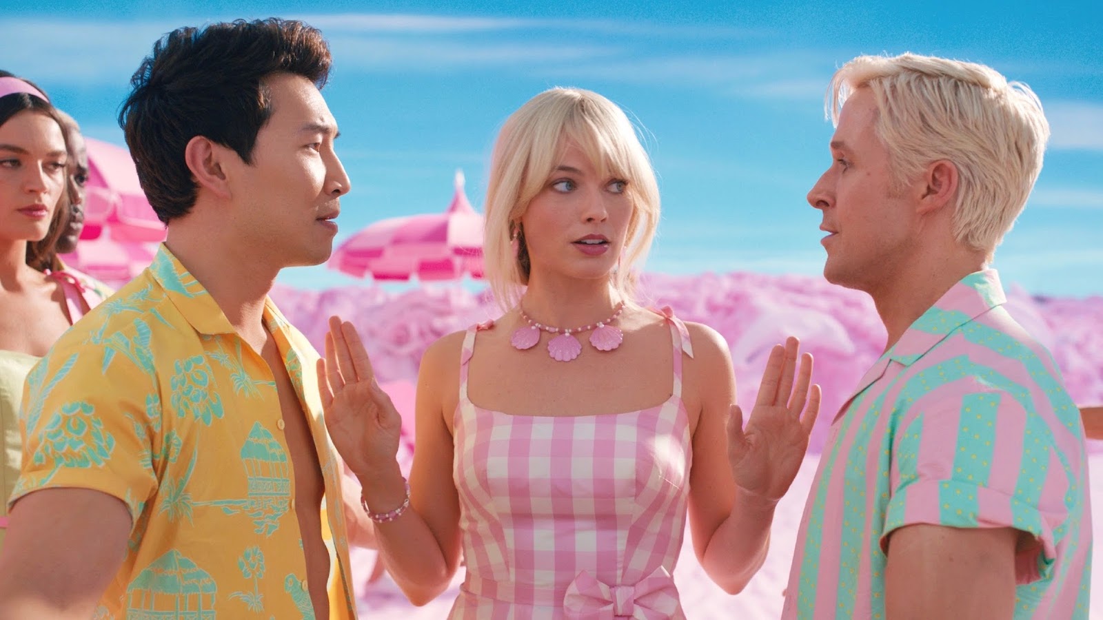 Margot Robbie, Simu Liu e Ryan Gosling in Barbie
