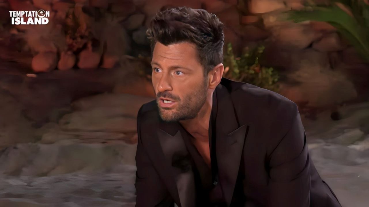 Filippo Bisciglia durante un falò di confronto a Temptation Island 2023