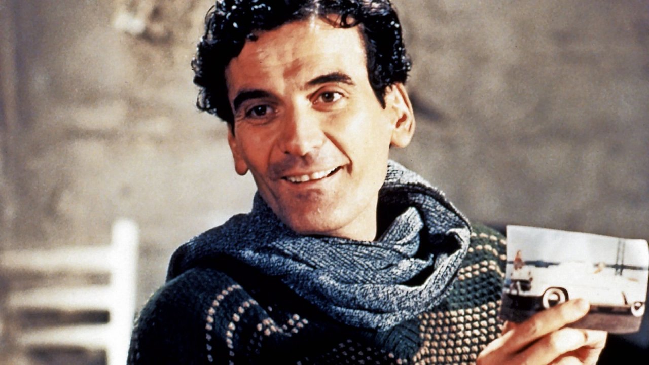 Massimo Troisi in una scena de Il postino