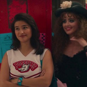 Lisa Frankenstein: Liza Soberano e Kathryn Newton in una scena del film