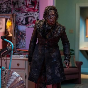 Lisa Frankenstein: Cole Sprouse e Kathryn Newton in una scena del film