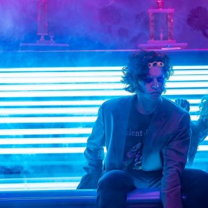 Lisa Frankenstein: Cole Sprouse e Kathryn Newton in una scena del film