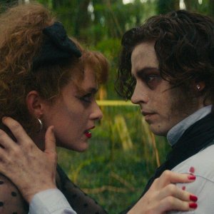 Lisa Frankenstein: Kathryn Newton e Cole Sprouse in una scena del film
