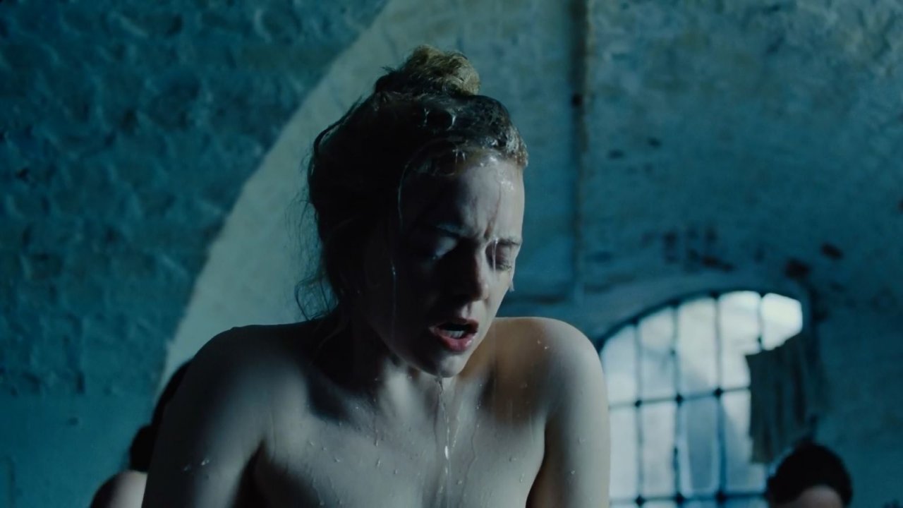 Emma Stone senza vestiti in una scena de La favorita