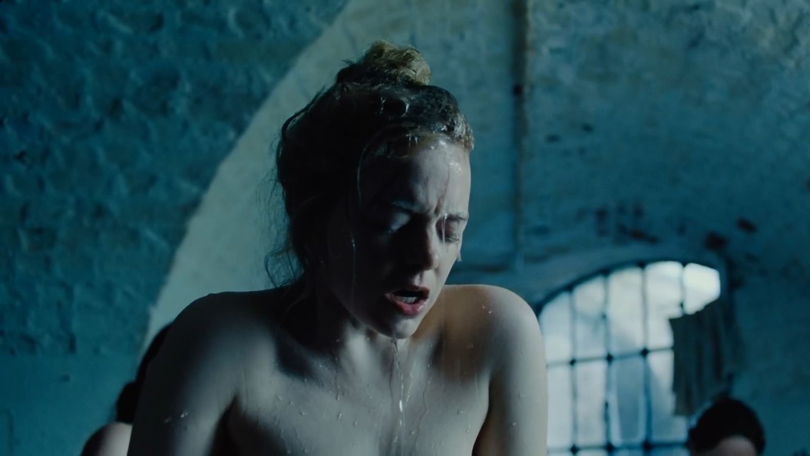 Emma Stone senza vestiti in una scena de La favorita
