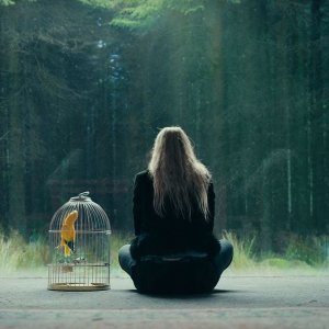 The Watchers - Loro ti guardano: Dakota Fanning e il suo uccellino in gabbia