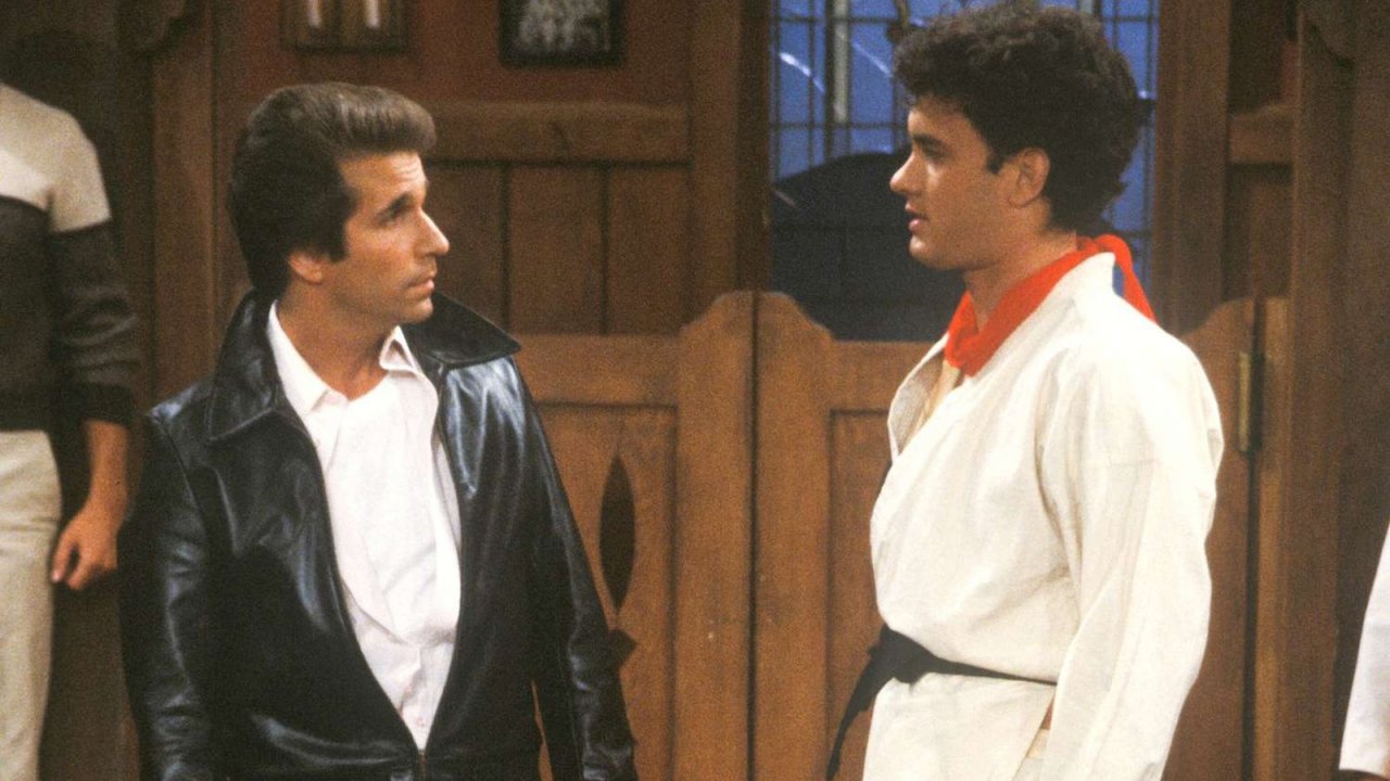 I giovani Henry Winkler e Tom Hanks in un episodio di Happy Days