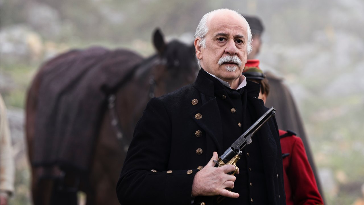 Toni Servillo con la pistola in mano