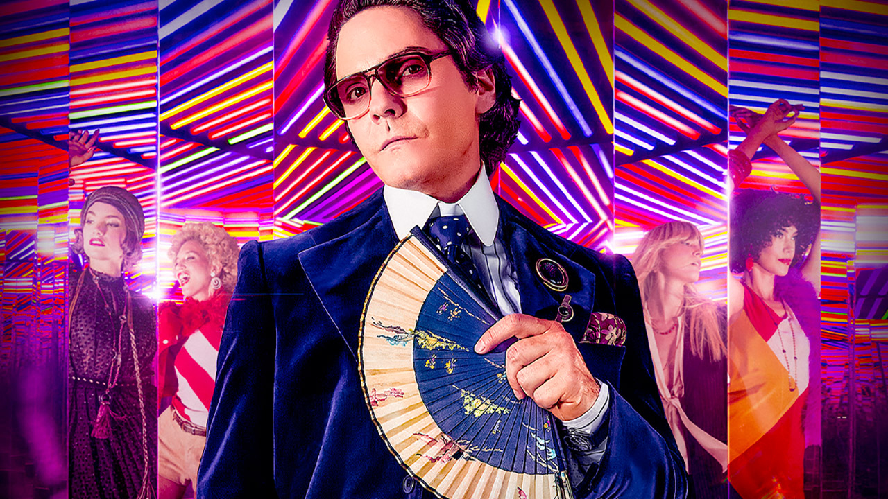 Daniel Brühl nei panni colorati di Karl Lagerfield.