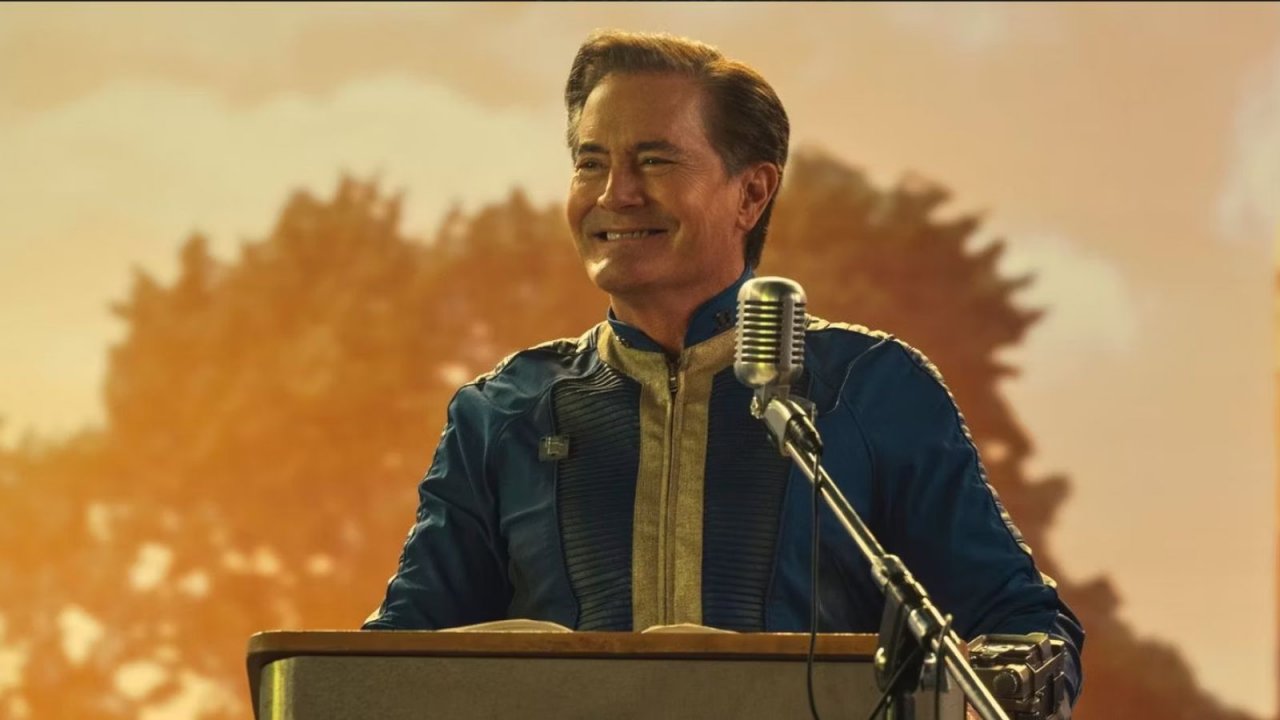 Il sorriso di Kyle MacLachlan mentre tiene un discorso in Fallout