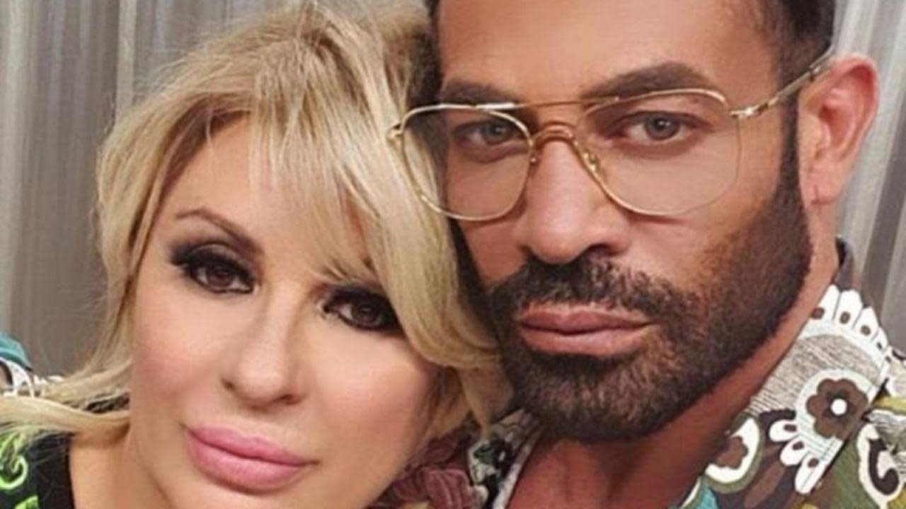 Un primo piani di Tina Cipollari e Gianni Sperti, opinionisti di Uomini  e donne