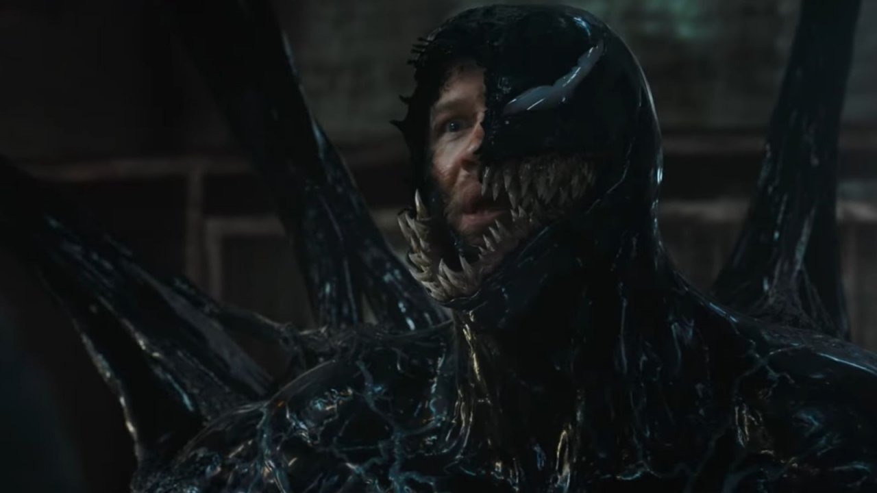 Tom Hardy simbionte in una scena di Venom: The Last Dance