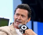 Hugh Jackman nel cast stellare del film Three Bags Full, scritto da Craig Mazin