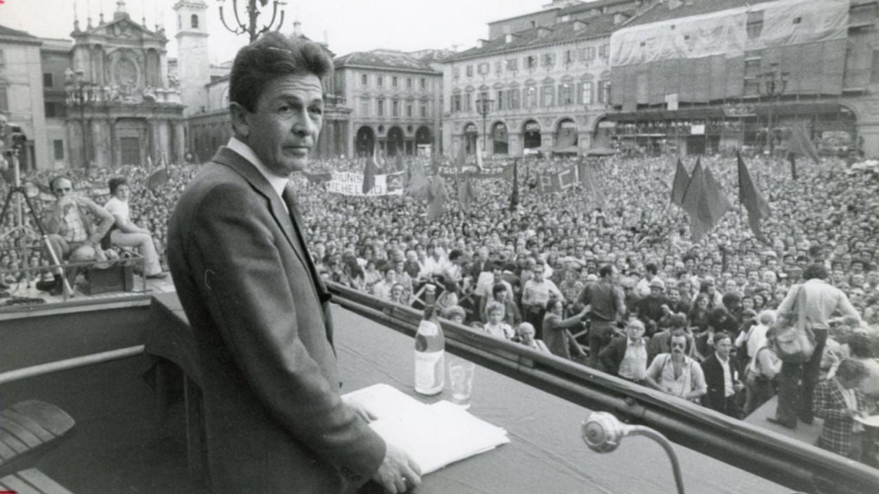 Enrico Berlinguer durante un comizio
