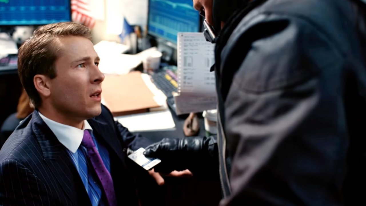 Glen Powell e Tom Hardy ne Il cavaliere oscuro - Il ritorno