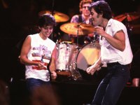 Courteney Cox scatenata su TikTok: ricrea l'iconica danza del video di Bruce Springsteen