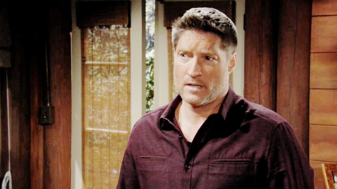 Deacon è interpretato da Sean Kanan