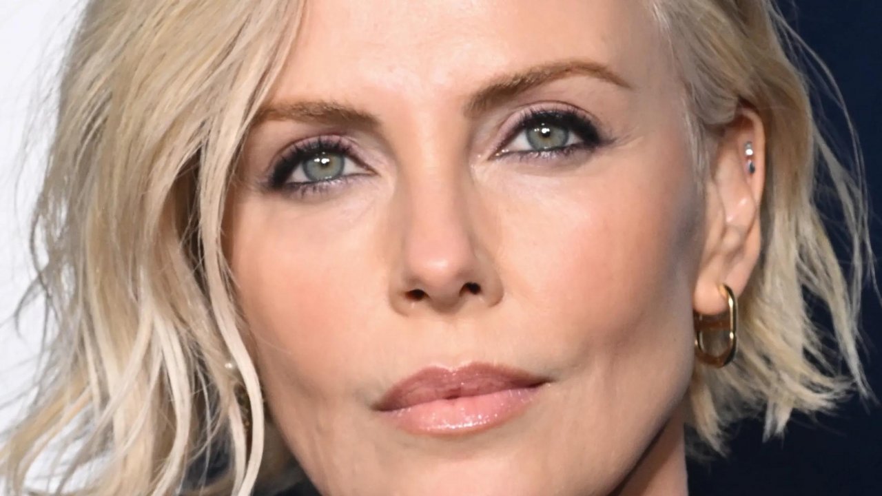 Un primissimo piano di Charlize Theron