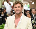 Chris Hemsworth si imbatte nel martello di Thor agli Universal Studios: 'Non ricordavo di averlo autografato'