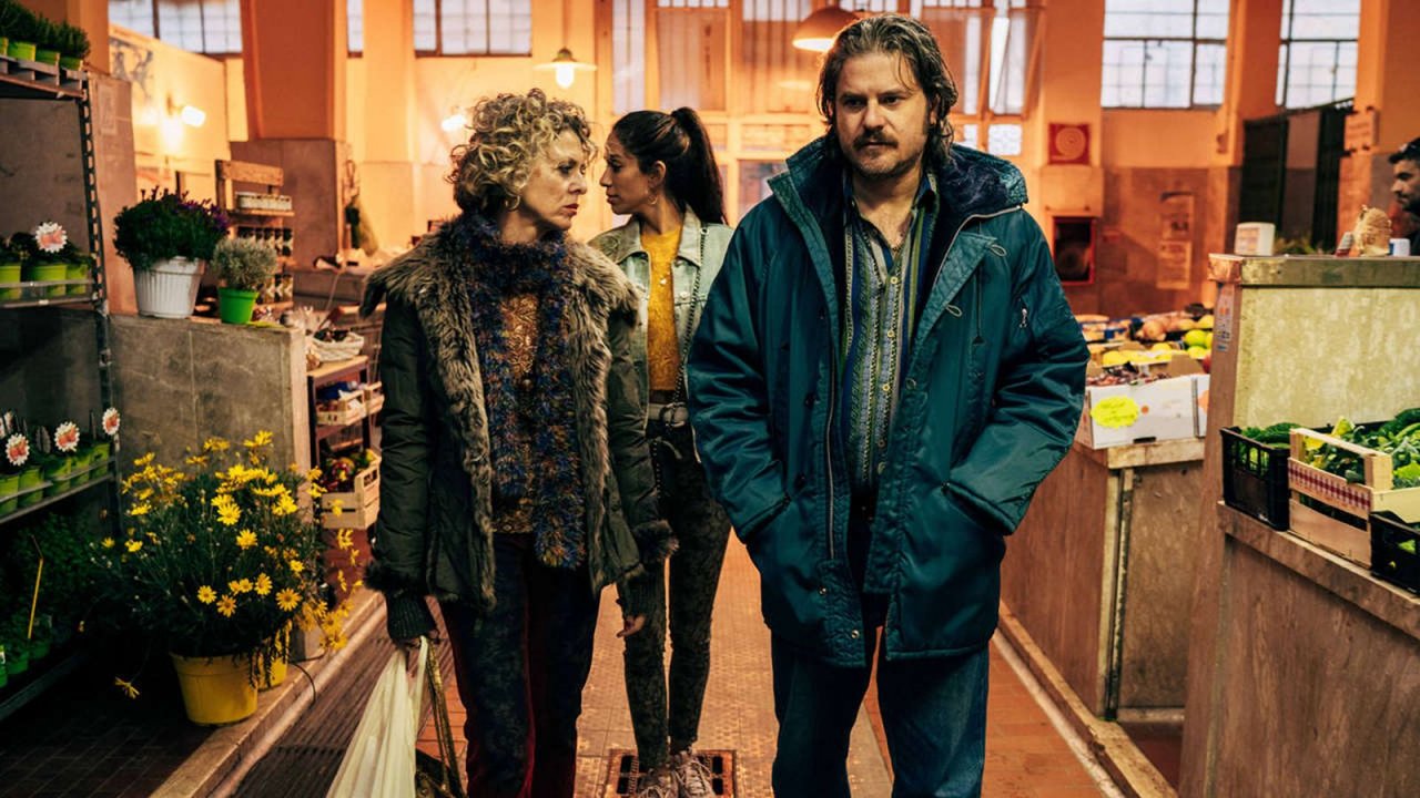 Edoardo Pesce e Margarita Rosa De Francisco insieme in una scena di El Paraiso