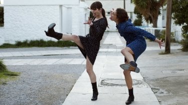 Una trasgressiva scena di Attenberg, di Athina Rachel Tsangari